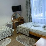 Стандартний номер з двома окремими ліжками і диваном